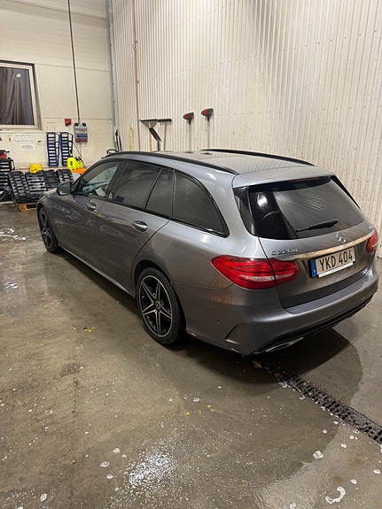 Mercedes-Benz C220 2 of 4