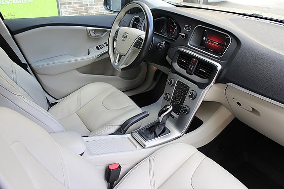 Volvo V40 Cross Country 3 of 30