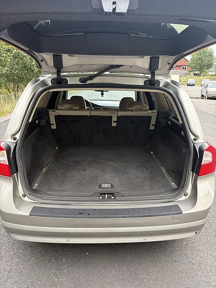 Volvo V70 6 of 8