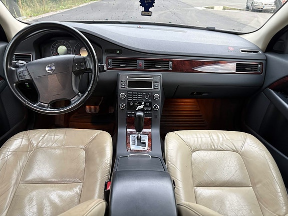 Volvo V70 7 of 8
