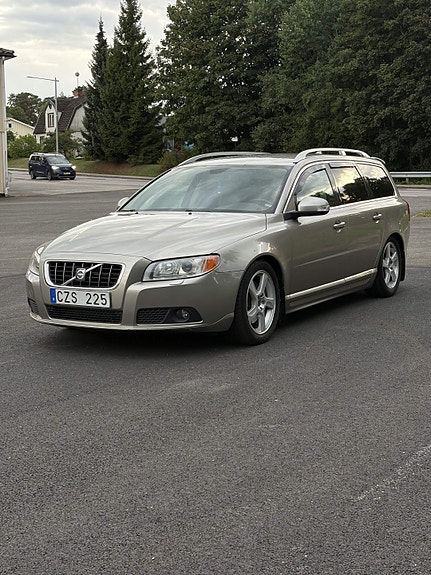 Volvo V70 2 of 8