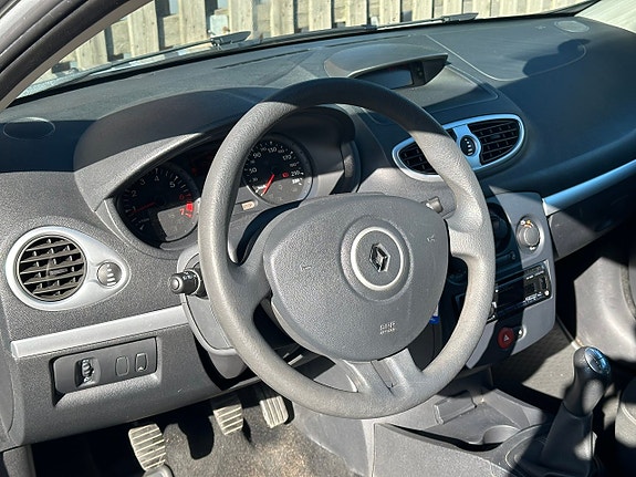 Renault Clio 11 of 15