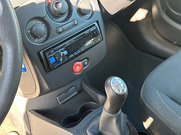 Renault Clio 12 of 15