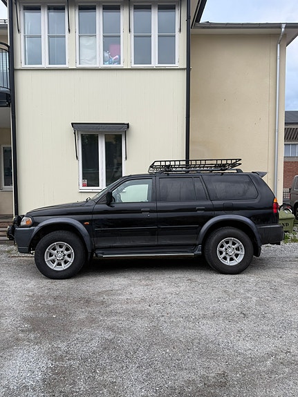 Mitsubishi Pajero Sport 2 of 10