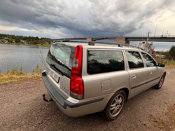 Volvo V70 3 of 3