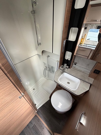 Knaus *5.89m*Automat*4-bäddar*Dieselvärme*2XSolceller*Taksäng*Lithium 13 of 28