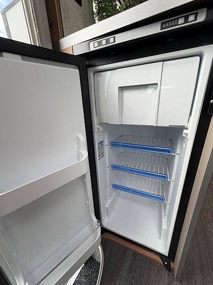 Knaus *5.89m*Automat*4-bäddar*Dieselvärme*2XSolceller*Taksäng*Lithium 4 of 28
