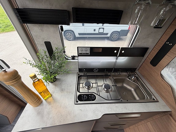 Knaus *5.89m*Automat*4-bäddar*Dieselvärme*2XSolceller*Taksäng*Lithium 7 of 28