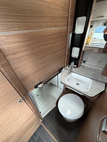 Knaus *5.89m*Automat*4-bäddar*Dieselvärme*2XSolceller*Taksäng*Lithium 18 of 28