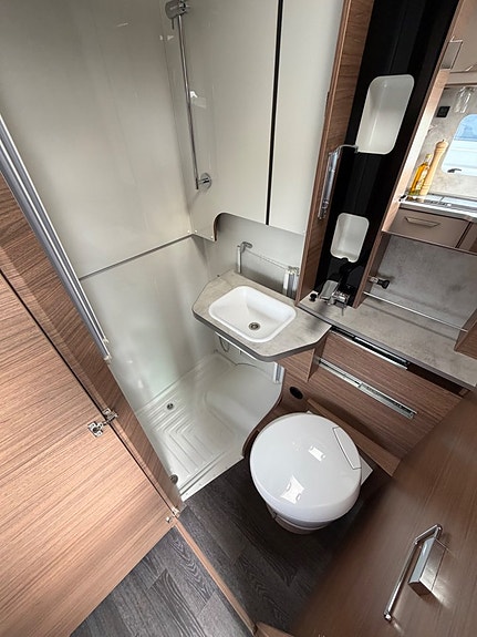 Knaus *5.89m*Automat*4-bäddar*Dieselvärme*2XSolceller*Taksäng*Lithium 16 of 28