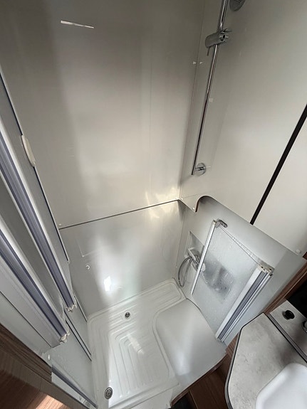 Knaus *5.89m*Automat*4-bäddar*Dieselvärme*2XSolceller*Taksäng*Lithium 14 of 28