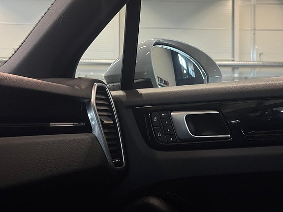 Porsche Cayenne 14 of 25