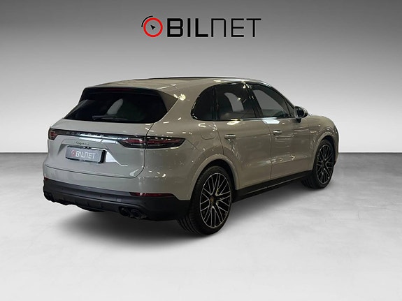 Porsche Cayenne 2 of 25