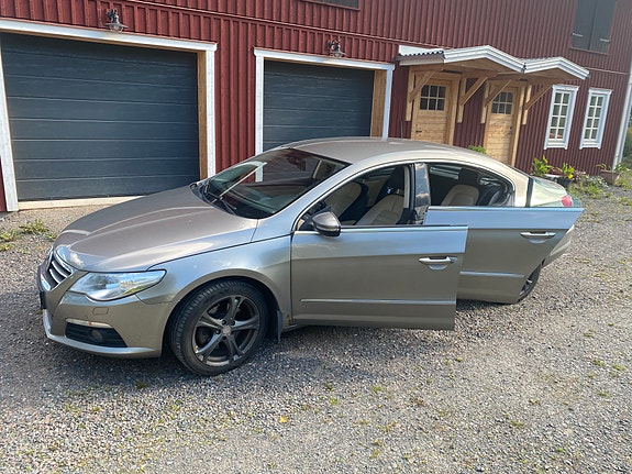 Volkswagen Passat CC 2 of 5