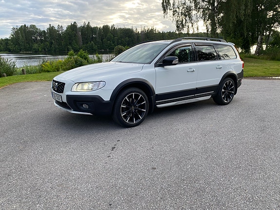 Volvo XC70 2 of 15