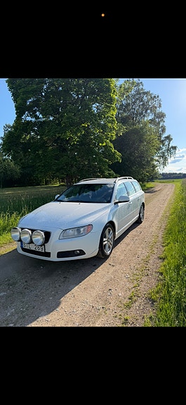 Volvo V70 3 of 5