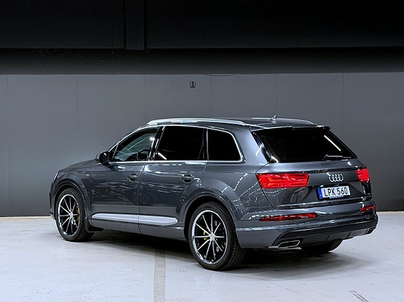 Audi Q7 2 of 22