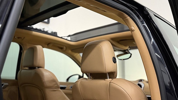 Porsche Cayenne 18 of 30