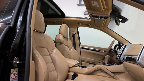 Porsche Cayenne 26 of 30