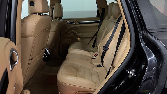 Porsche Cayenne 8 of 30