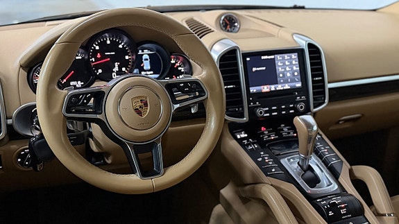 Porsche Cayenne 9 of 30
