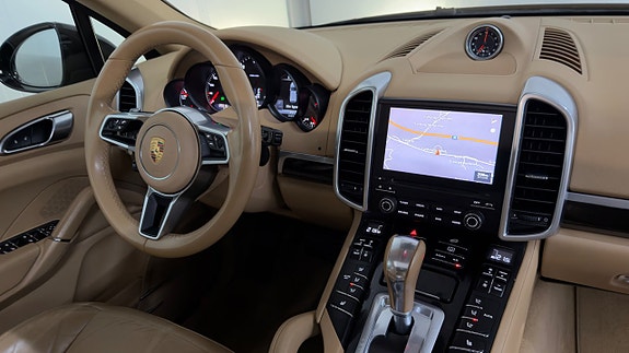 Porsche Cayenne 27 of 30