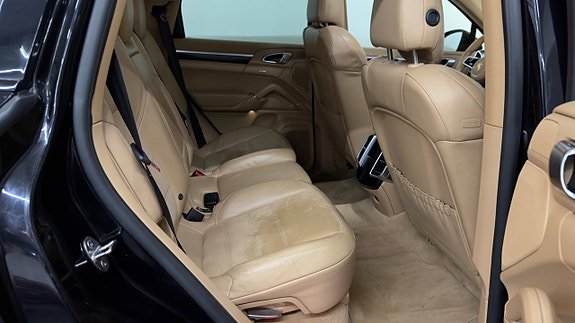 Porsche Cayenne 16 of 30