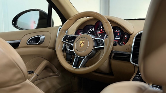 Porsche Cayenne 17 of 30