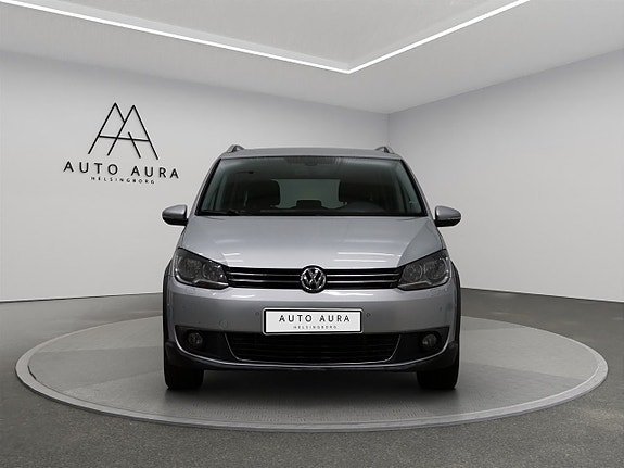 Volkswagen Touran Cross 2 of 17