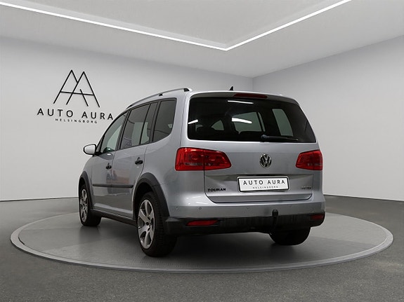 Volkswagen Touran Cross 6 of 17