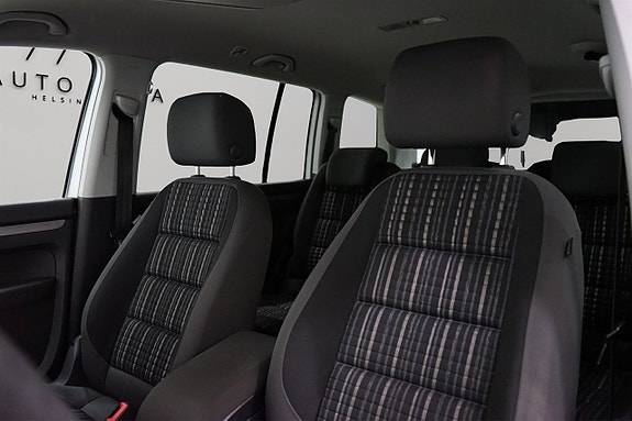 Volkswagen Touran Cross 10 of 17