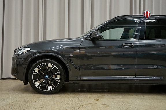 BMW iX3 7 of 29