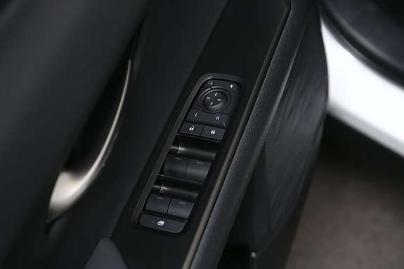 Lexus UX300h 18 of 25