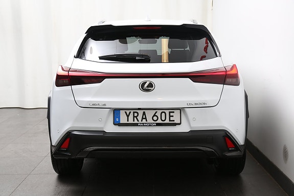 Lexus UX300h 8 of 25