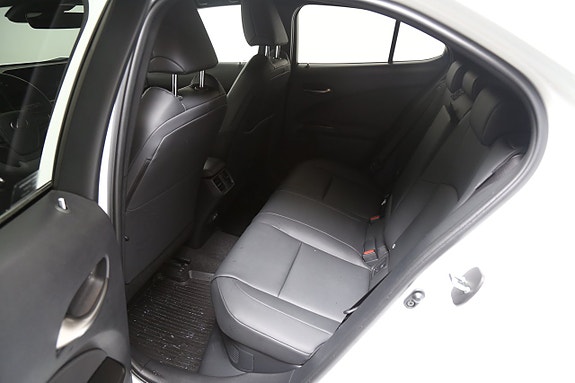 Lexus UX300h 11 of 25