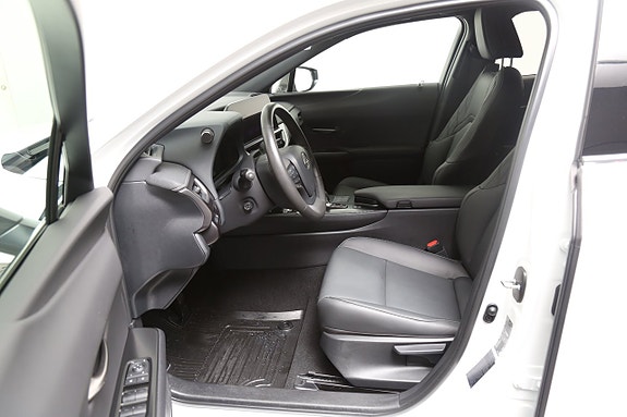 Lexus UX300h 10 of 25