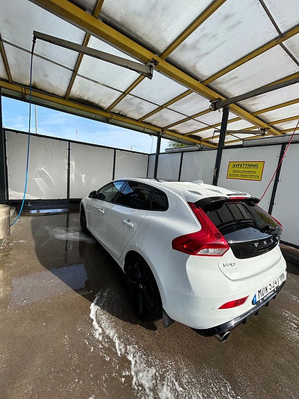 Volvo V40 2 of 5