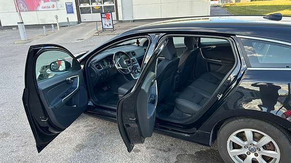 Volvo V60 2 of 10