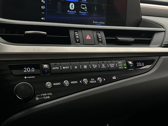 Lexus ES300h 25 of 30