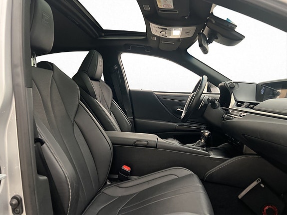 Lexus ES300h 27 of 30