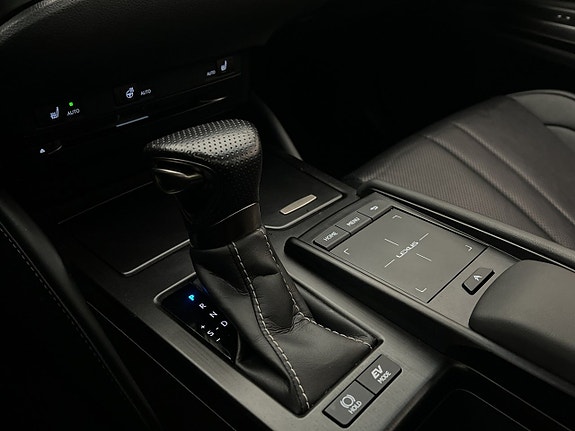 Lexus ES300h 26 of 30