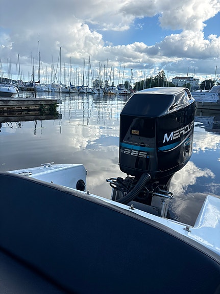 Smuggler 18. Mercury 225 EFI V6 2-takt 9 of 14