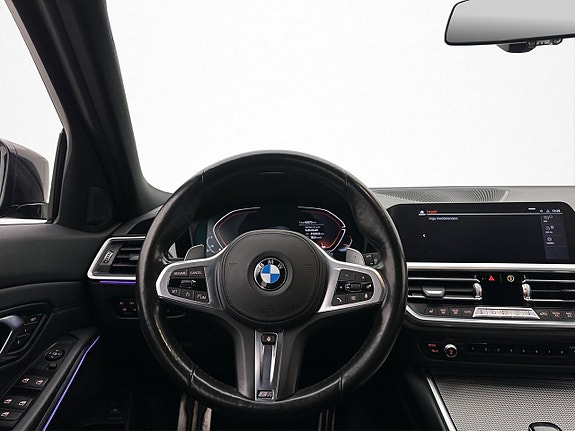 BMW 330i 14 of 30