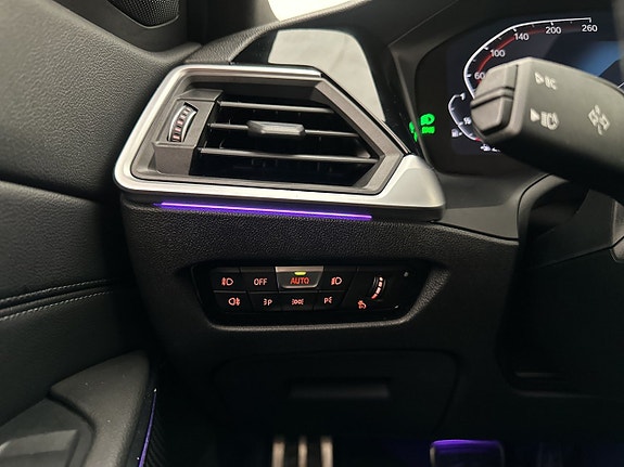 BMW 330i 16 of 30