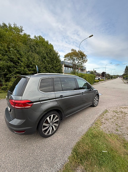 Volkswagen Touran 4 of 6
