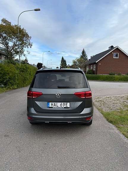 Volkswagen Touran 2 of 6