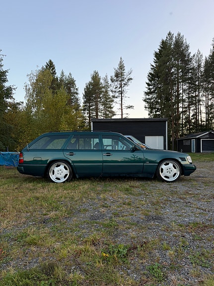 Mercedes-Benz 300 D 3 of 14