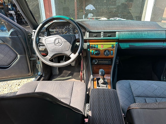Mercedes-Benz 300 D 7 of 14