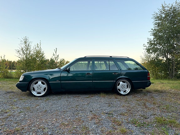 Mercedes-Benz 300 D 2 of 14