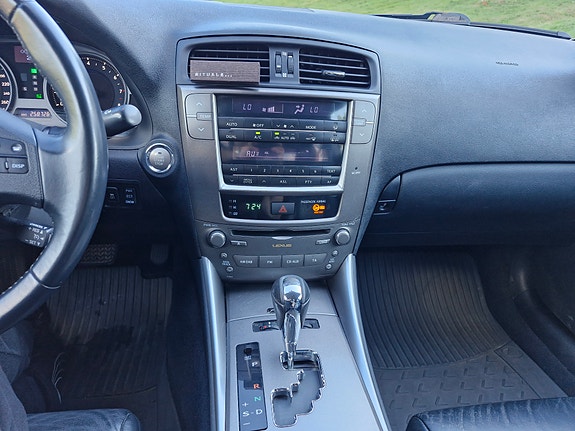 Lexus IS250 7 of 11
